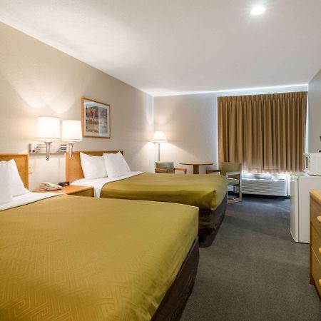 Rodeway Inn Ainsworth Экстерьер фото