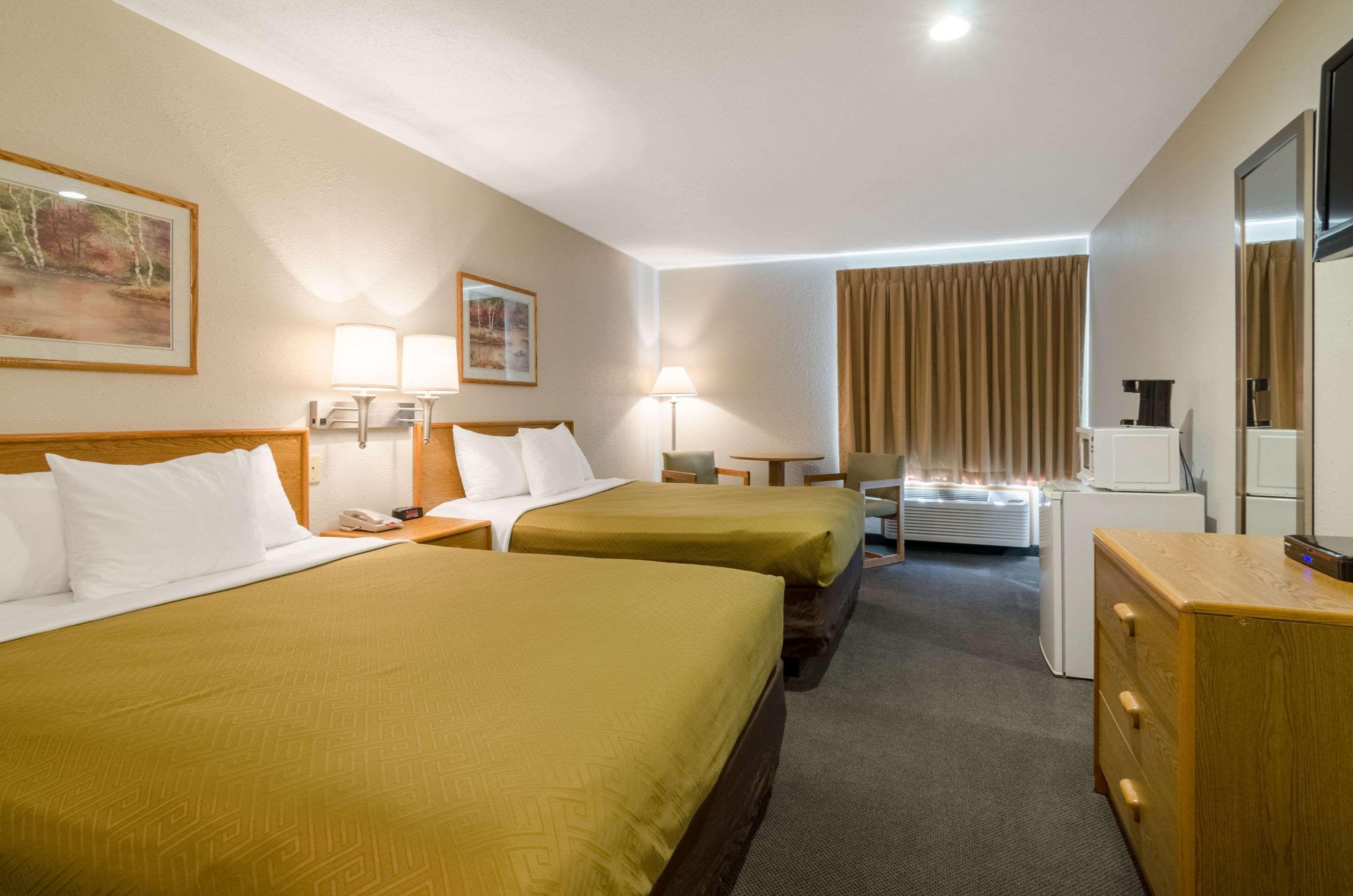 Rodeway Inn Ainsworth Экстерьер фото