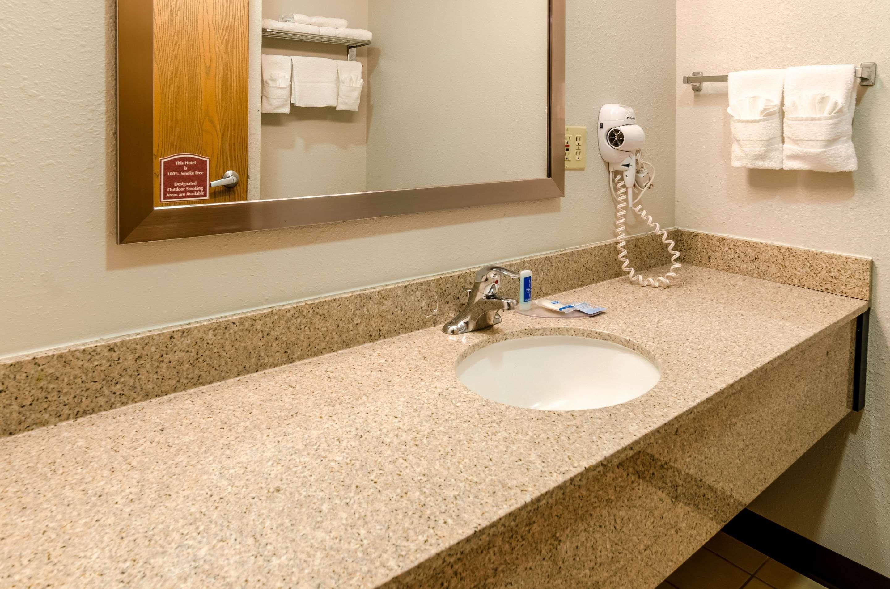 Rodeway Inn Ainsworth Экстерьер фото