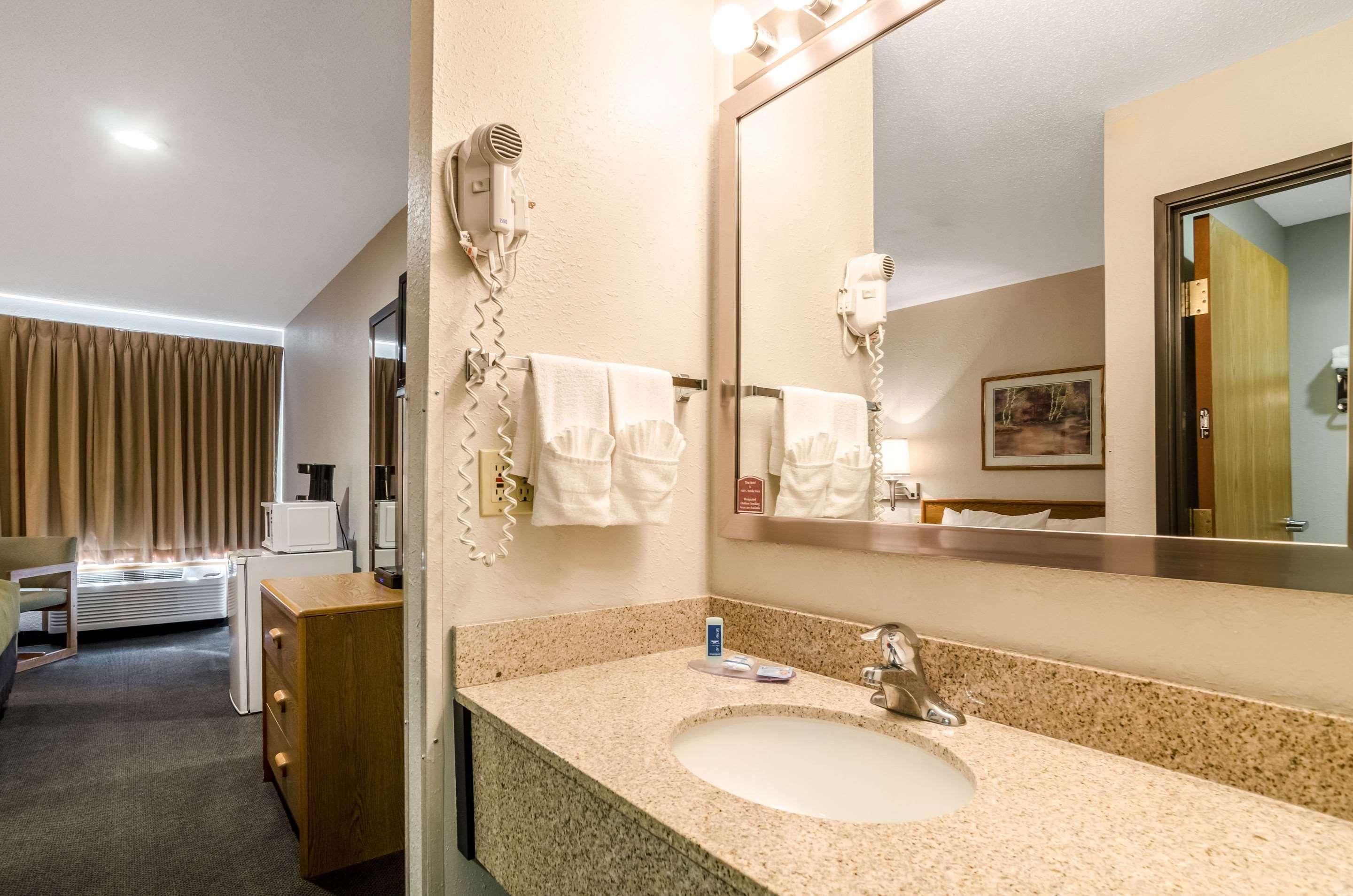 Rodeway Inn Ainsworth Экстерьер фото