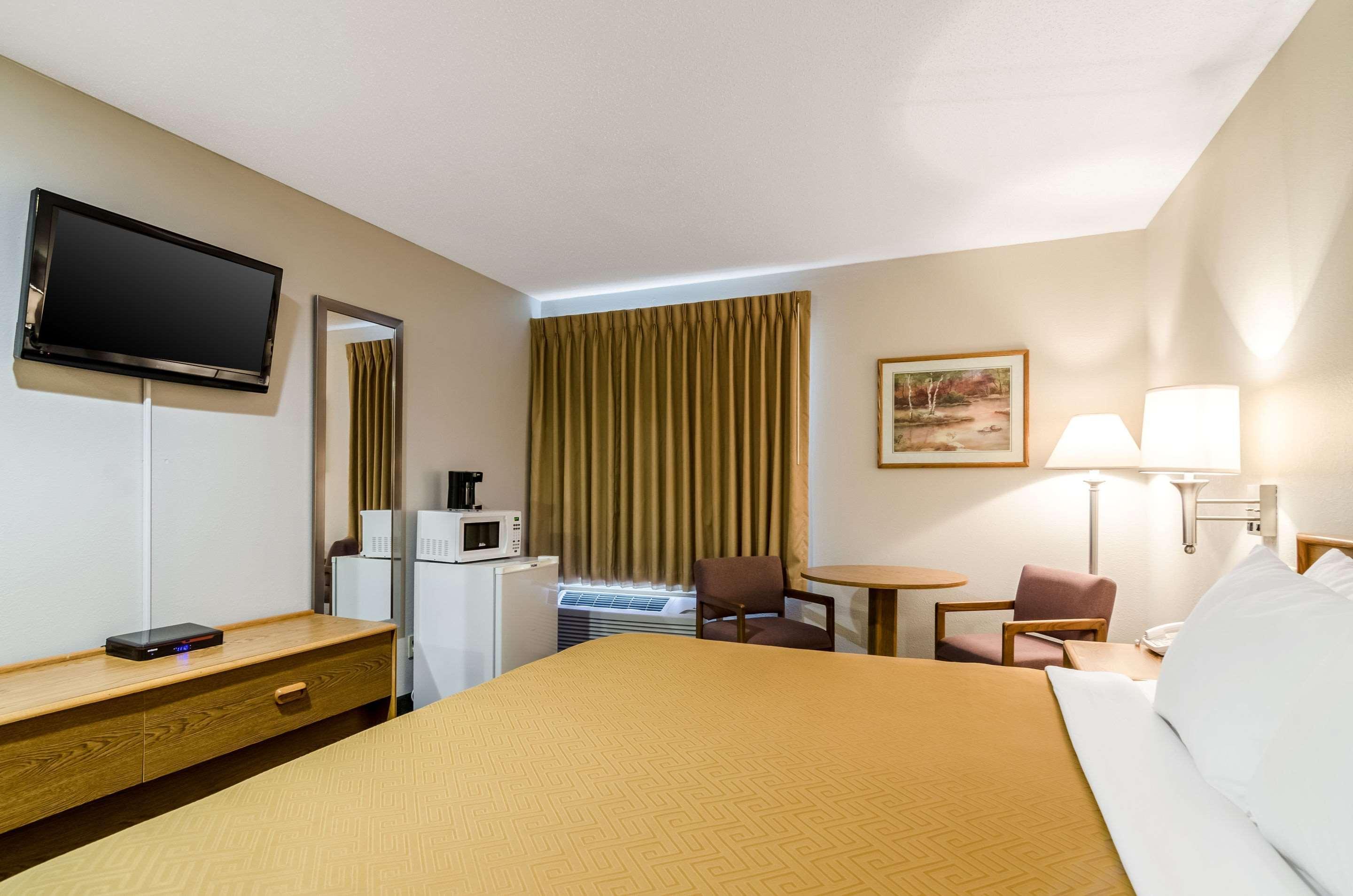 Rodeway Inn Ainsworth Экстерьер фото