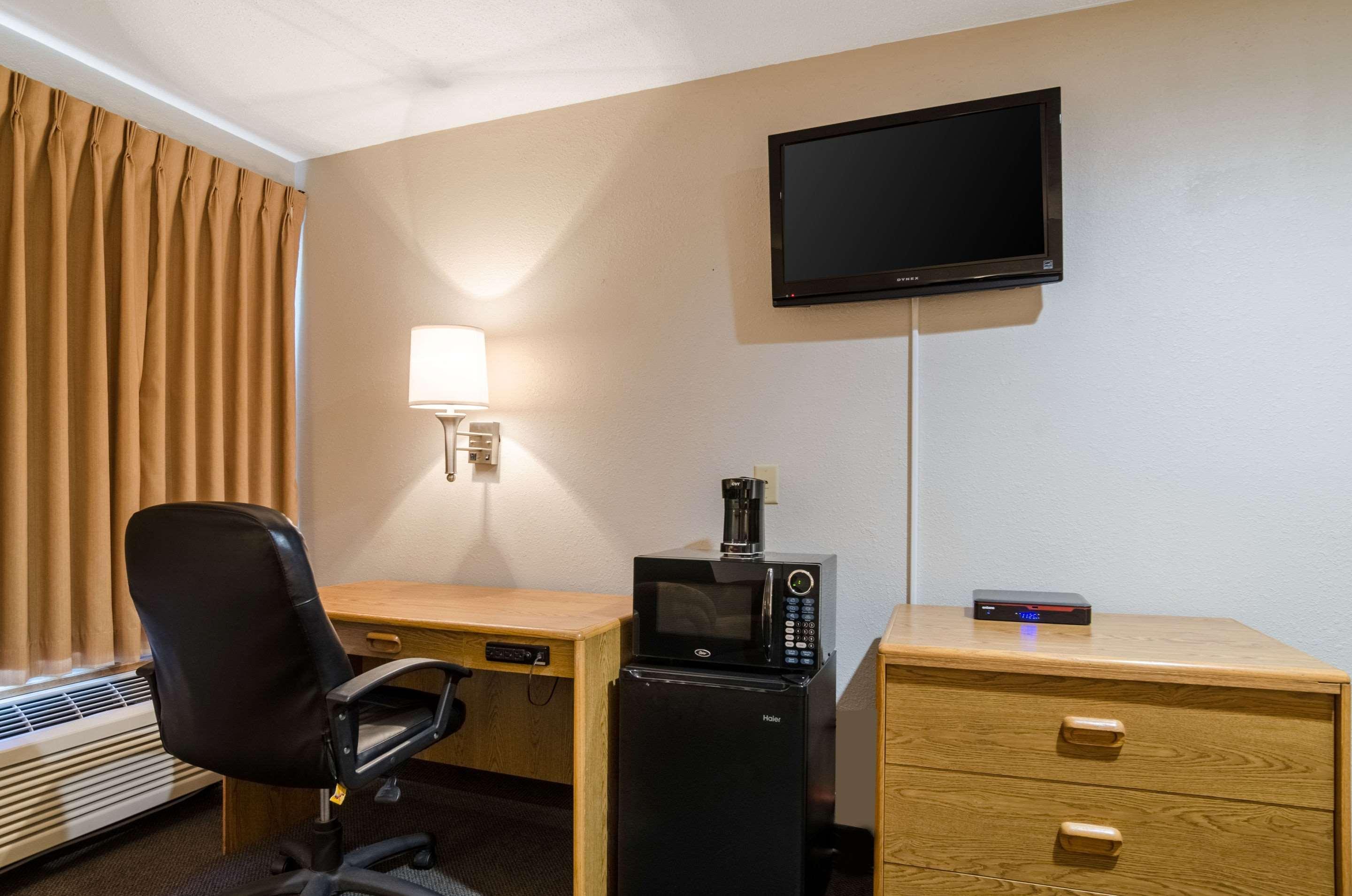 Rodeway Inn Ainsworth Экстерьер фото