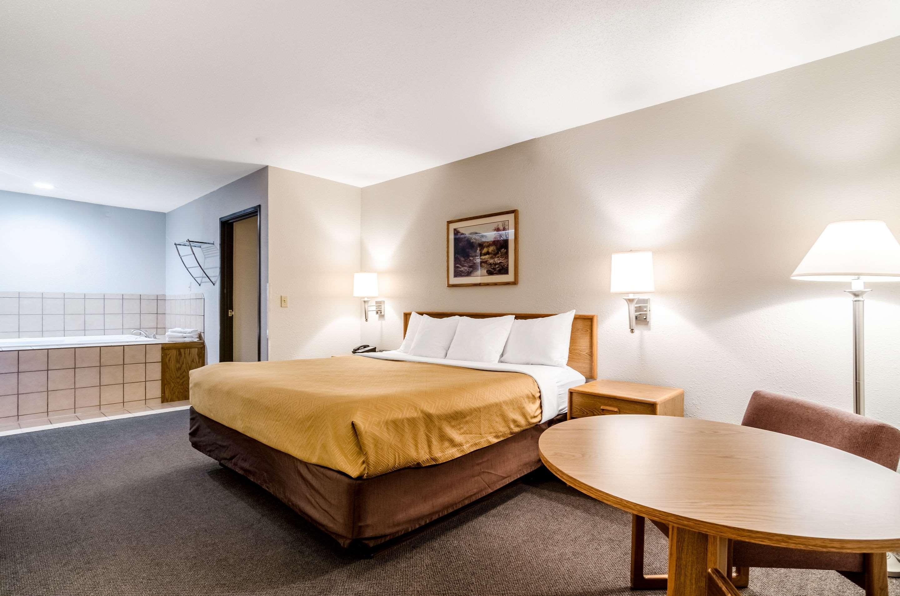 Rodeway Inn Ainsworth Экстерьер фото