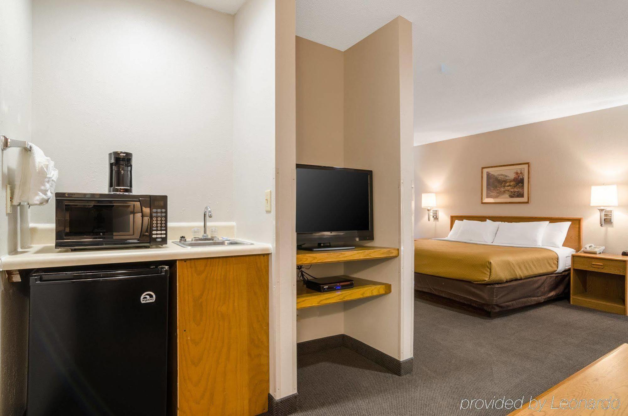 Rodeway Inn Ainsworth Экстерьер фото